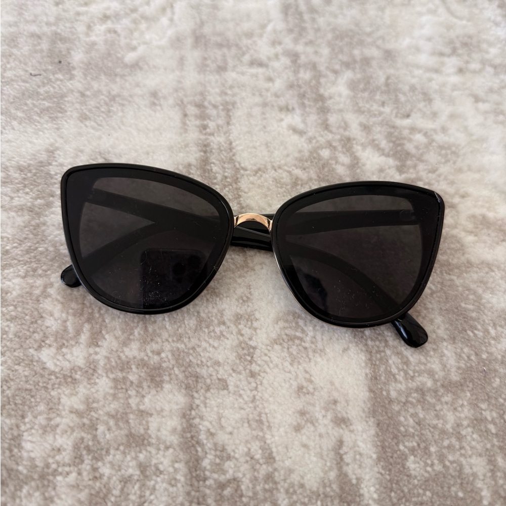 Chic Black Sunglasses
